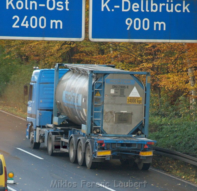 VU A3 Rich Franfurt Ausfahrt Koeln Dellbrueck PKW LKW  P43.JPG